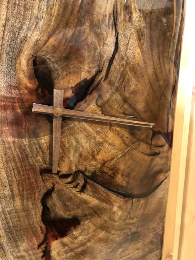 Wanduhr aus Nussholz mit rotem Epoxidharz