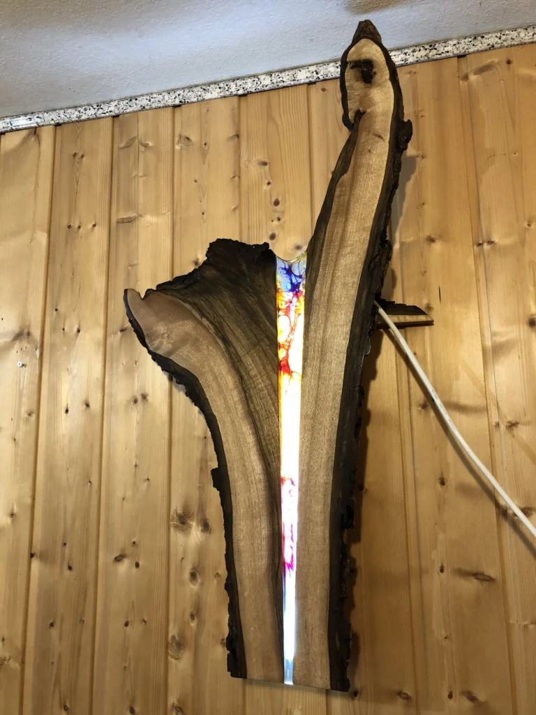 Deko Wandleuchte aus Nussholz