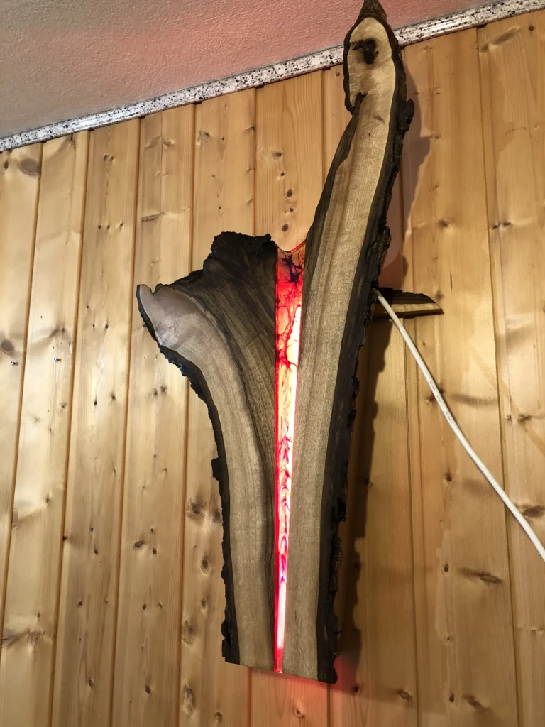 Deko Wandleuchte aus Nussholz