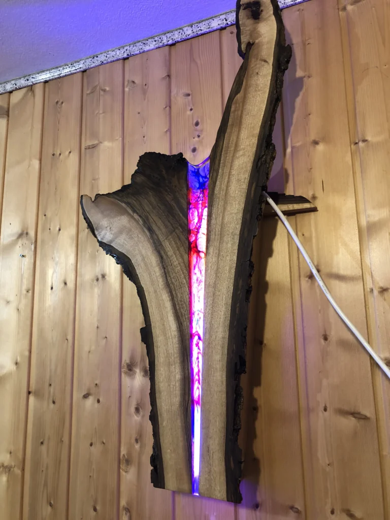 Deko Wandleuchte aus Nussholz