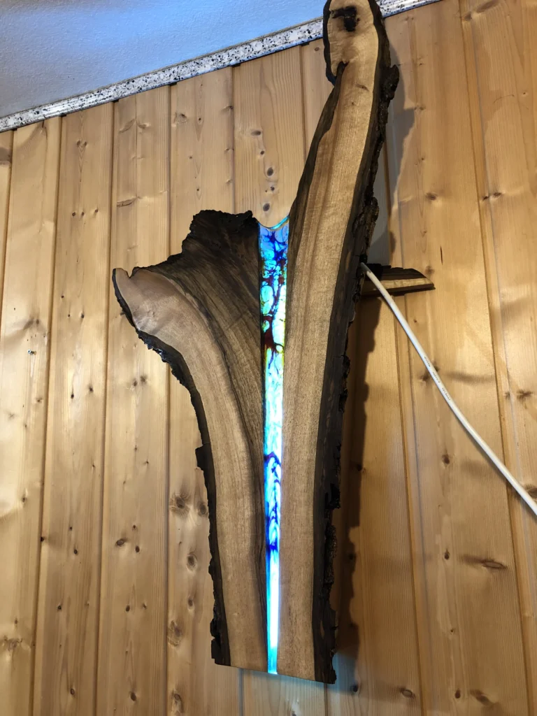 Deko Wandleuchte aus Nussholz