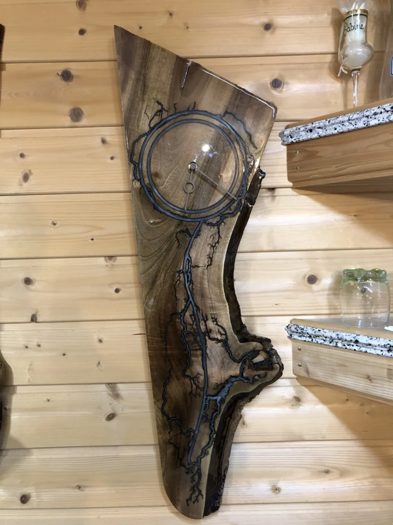 Wanduhr mit Lichtenberg-Verfahren