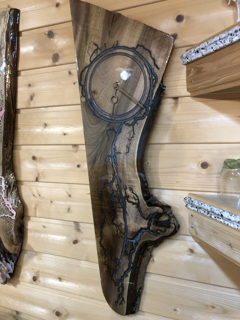 Wanduhr mit Lichtenberg-Verfahren