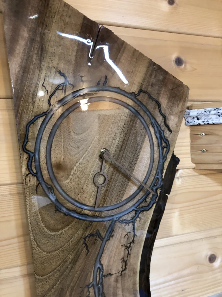 Wanduhr mit Lichtenberg-Verfahren