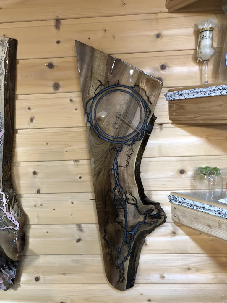 Wanduhr mit Lichtenberg-Verfahren