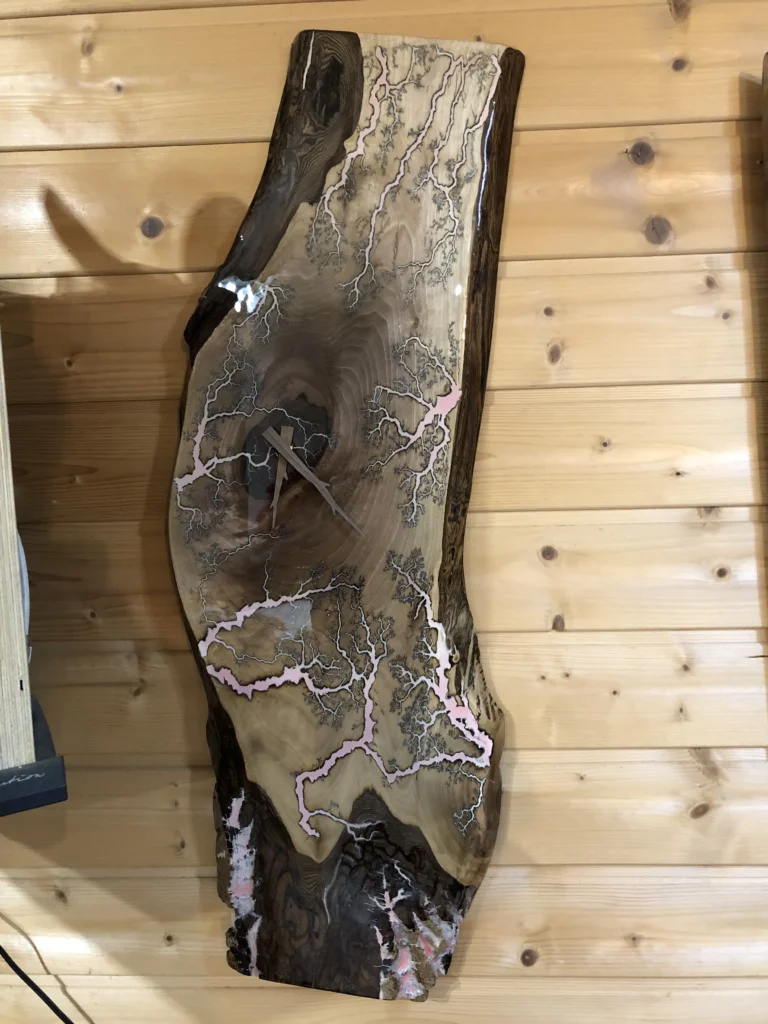 Wanduhr aus Nussholz