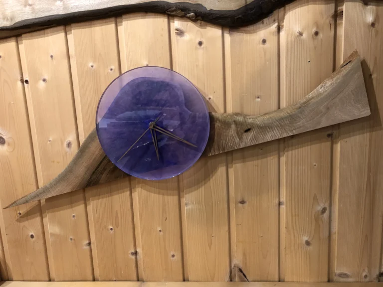 Wanduhr aus einem Stück Nussholz