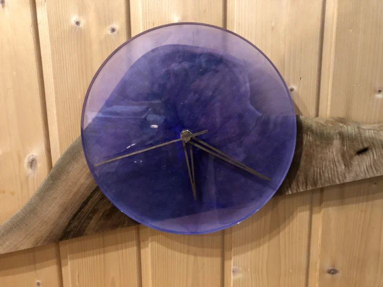 Wanduhr aus einem Stück Nussholz
