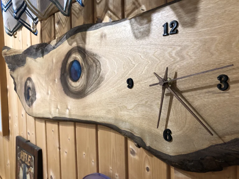 Wanduhr aus Nussholz