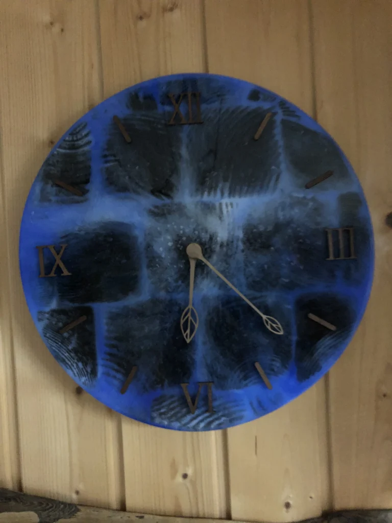 Wanduhr aus Altholz mit Lärchen-Stirnholzscheiben