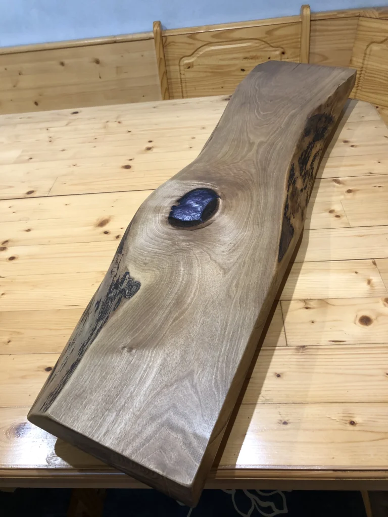 Servierbrett aus Nussholz mit silbernem Epoxid
