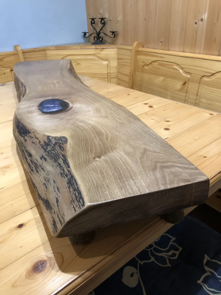 Servierbrett aus Nussholz mit silbernem Epoxid