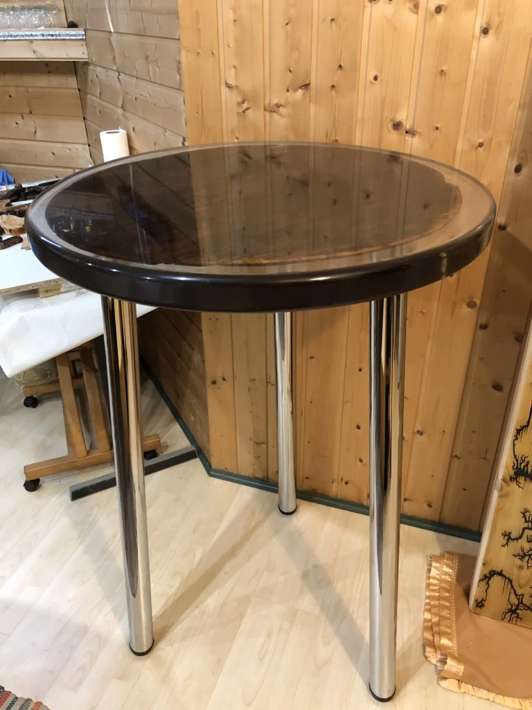 Stehtisch aus Fassboden mit klarem Epoxidharz