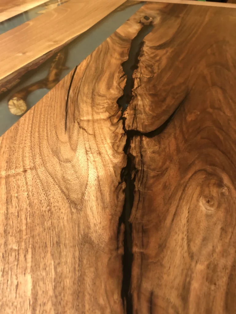 Esstisch aus Nussholz mit blauem Epoxid