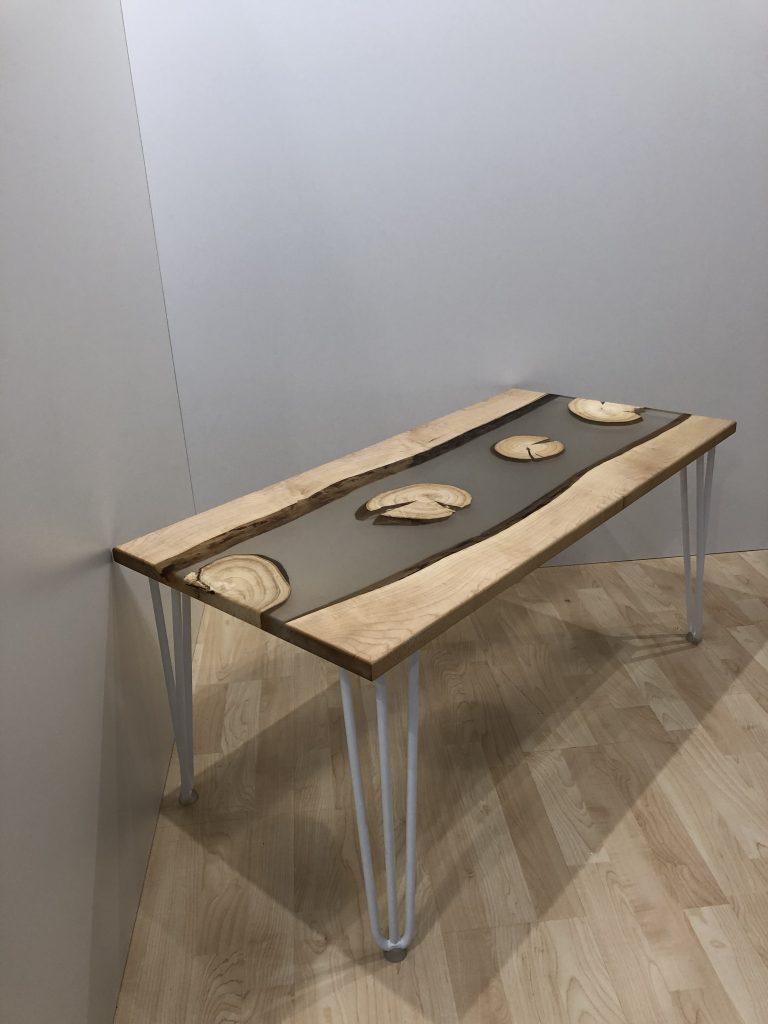 Ahorn Couchtisch mit transparentem Epoxy River und eingelassenen Holzscheiben