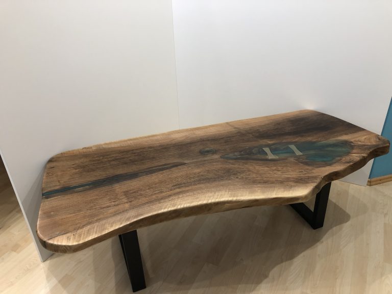 Massivholz Couchtisch in Nuss mit Epoxidharz in Perlopalgrün