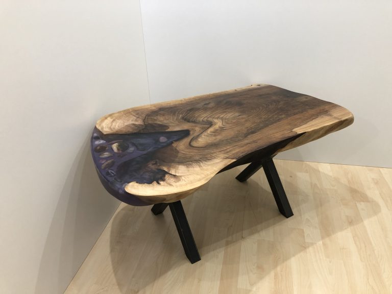 Nussholz Couchtisch im Naturdesign mit Steinen in violetten Epoxid
