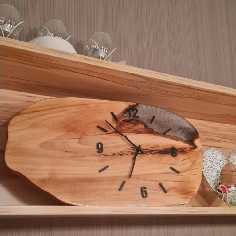 Standuhr aus Lindenholz