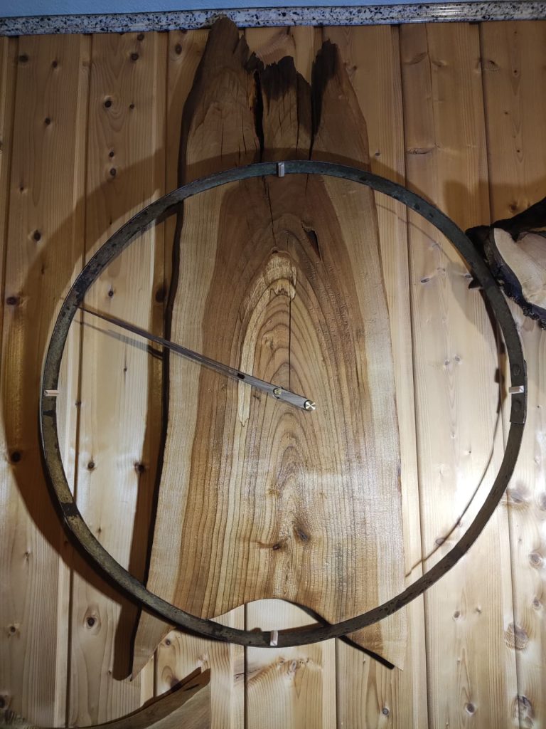 Uhr aus Lindenholz